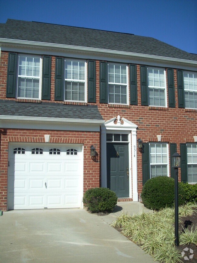 Building Photo - 3 BR/ 2.5 BA Beautiful Townhouse in Meredi...