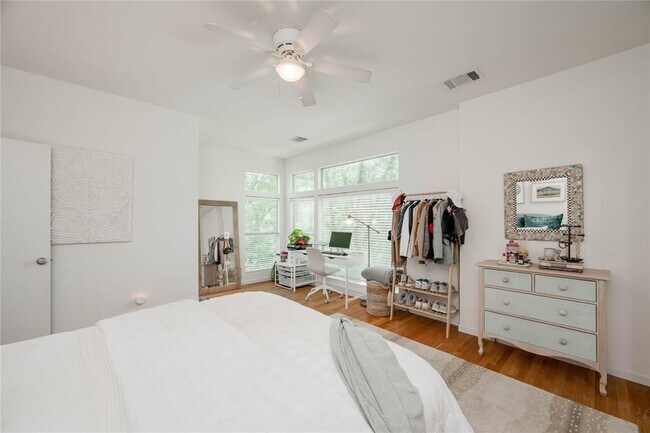 Photo - 710 E 45th St Unit 710 E 45th St