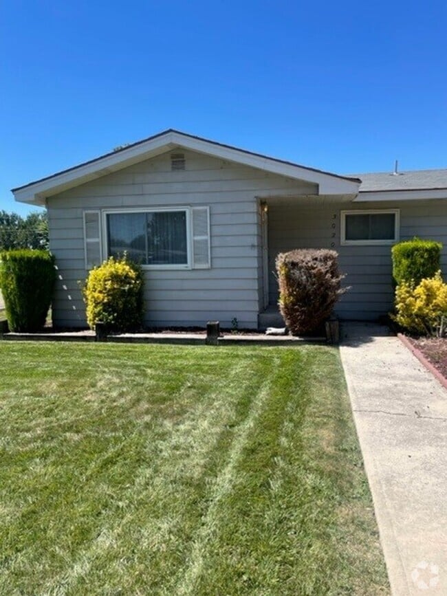Building Photo - 2 bedroom 1 bathroom Move-in Ready! Unit 3020 College Ave. Rental