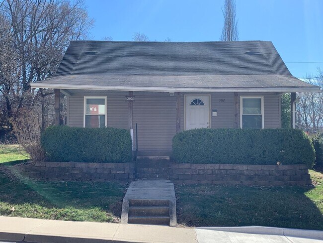302 E 17th St