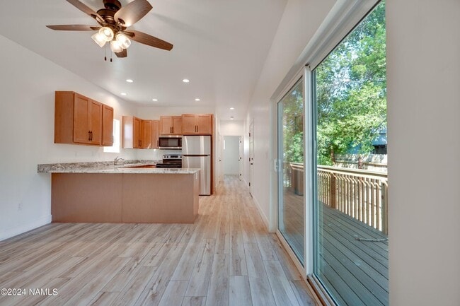 Photo - 324 S 5th St