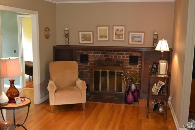 Building Photo - 18 E Austin St Rental