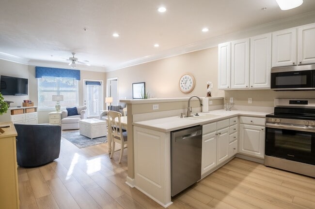 Photo - CALLING ALL GOLF ENTHUSIASTS!!! PERFECT OF... Unit 5, #16