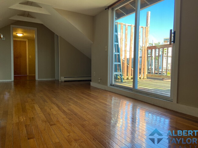 Building Photo - 8 Sunset St Unit 4