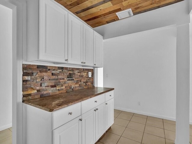 Photo - 703 5th Pl SW