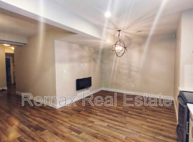 Photo - 10725-10796 96 St