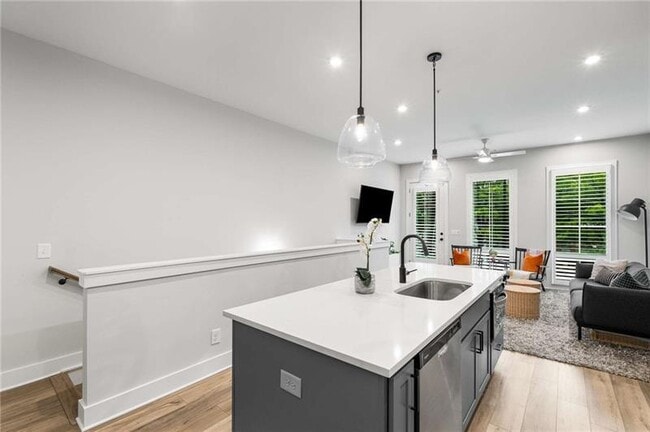 Photo - 1272 Longreen Ter NW