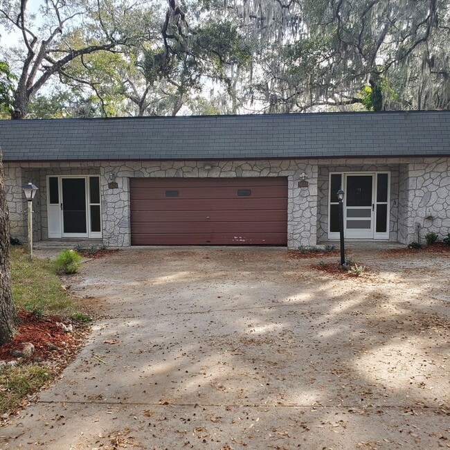 Building Photo - Duplex with 2bedrooms & another room that ...