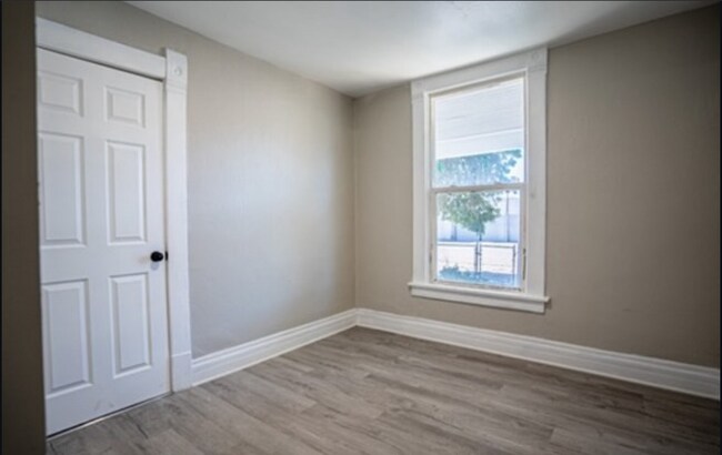 Photo - 619 W 7th St