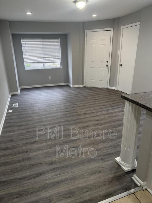 Building Photo - 2643 E Madison St Unit A