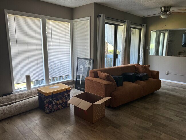 Living/Dining Room - 123 Golf Ter Unidad 123 Golf Ter Rental