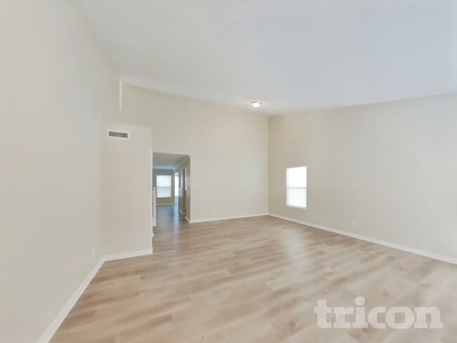Photo - 911 Pine Ridge Way