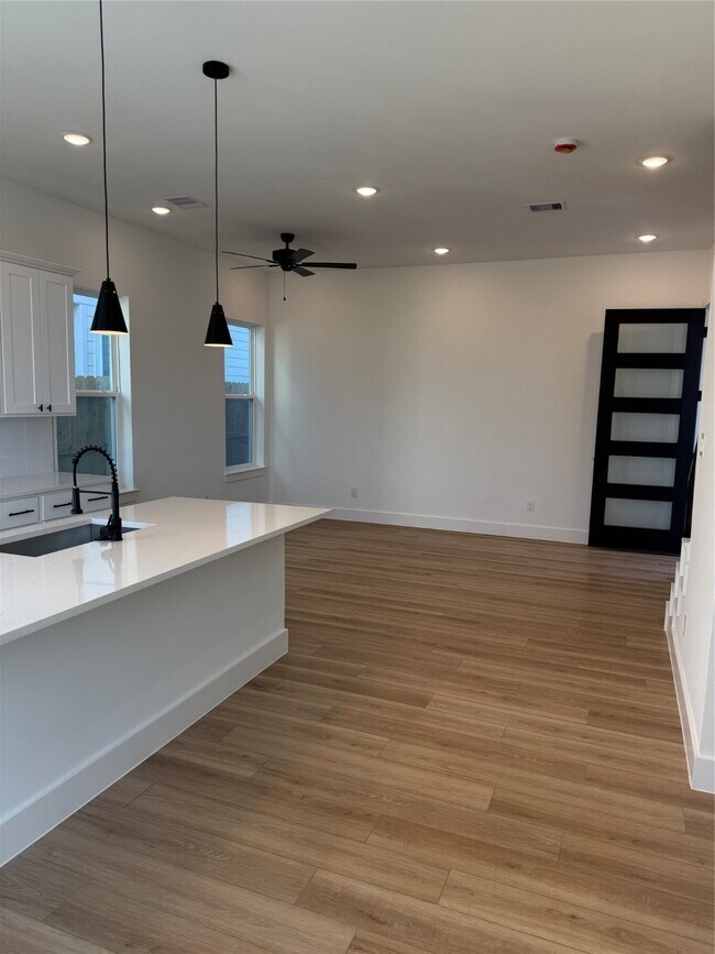 Photo - 1464 Ferguson Way