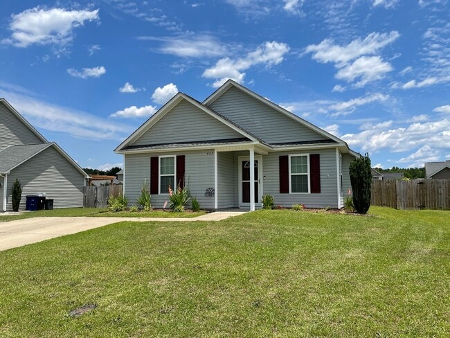 Building Photo - Charming 3 Bed 2 Bath Raeford Home with Fenced Backyard