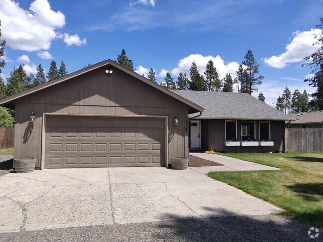 Building Photo - Charming 4-Bedroom Home on 1/2 Acre with a...