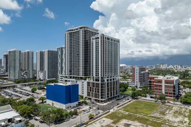 1642 NE 1ra Avenida