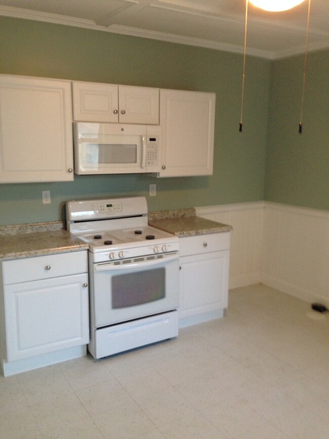 Building Photo - 119 Pleasant St Unit #3 Rental