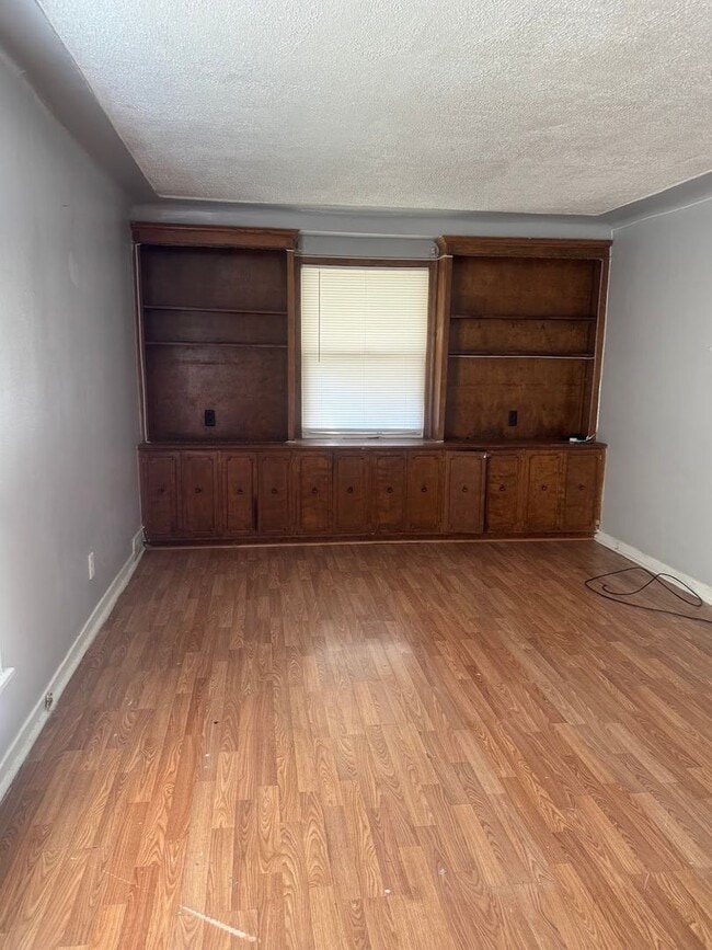 Photo - 2 bedroom/ 1 bathroom Duplex!