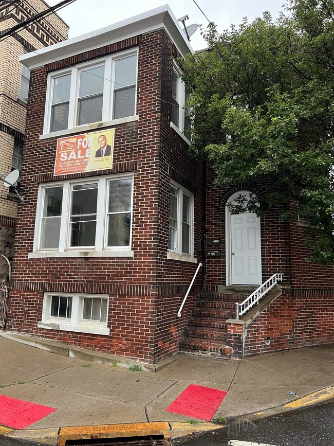 Building Photo - 222 66th St Rental