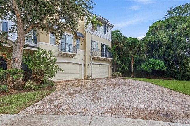 Photo - 520 NW 39th Cir