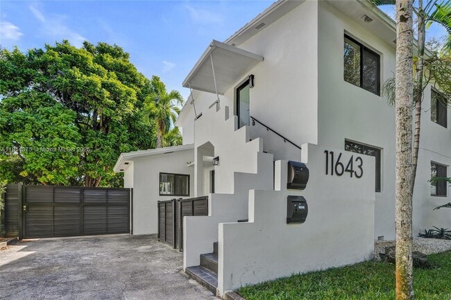 Building Photo - 11643 NE 11th Pl Unit 2