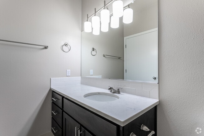 2BR, 2BA - 1,010 SF