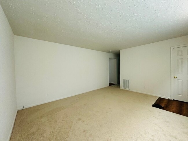 Photo - 215 Freestone Dr