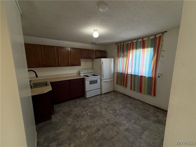 Photo - 1816 Military Rd