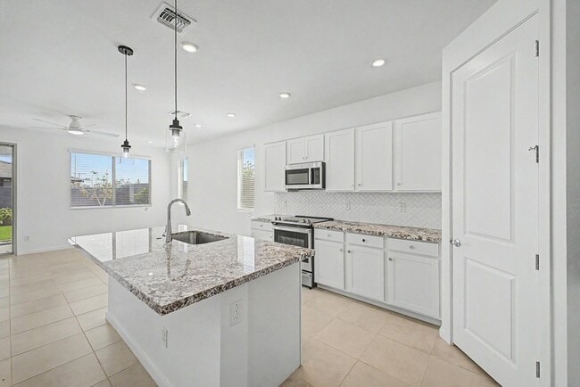 Building Photo - 25291 W Hidalgo Ave