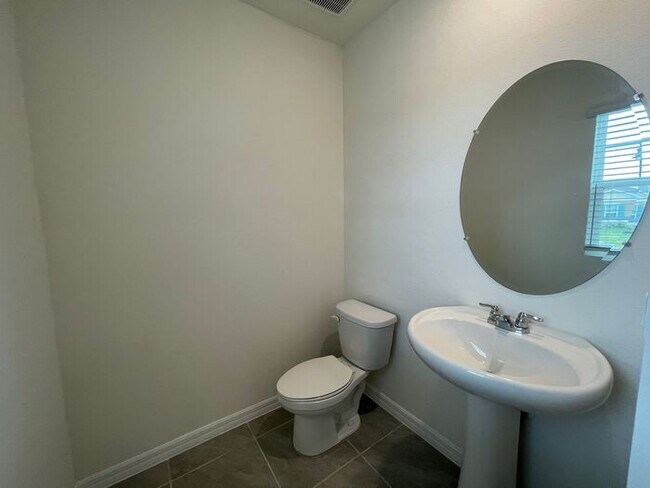 Beautiful 3 Bedroom 2.5 Bathroom Townhome in Windrose