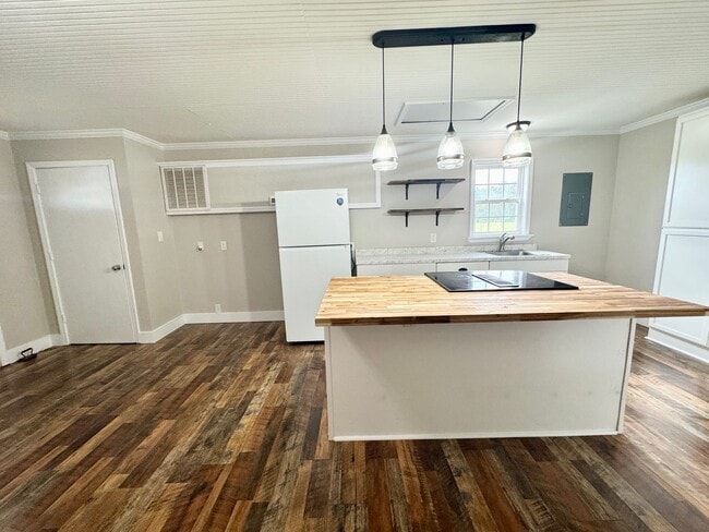 Photo - Country Cottage - Adorable 2 bedroom, 1 bath! Cute front porch & landscaping included!