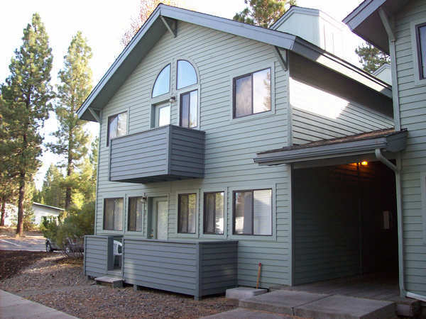 Building Photo - Lower Level SunriverCondominium Unit - Pow...