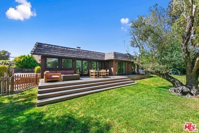 Building Photo - 7038 Dume Dr Rental
