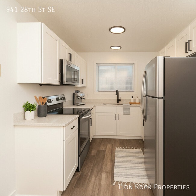 Photo - 941 28th St SE