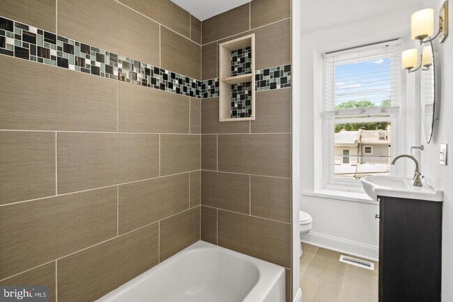 Photo - 3455 Bowman St