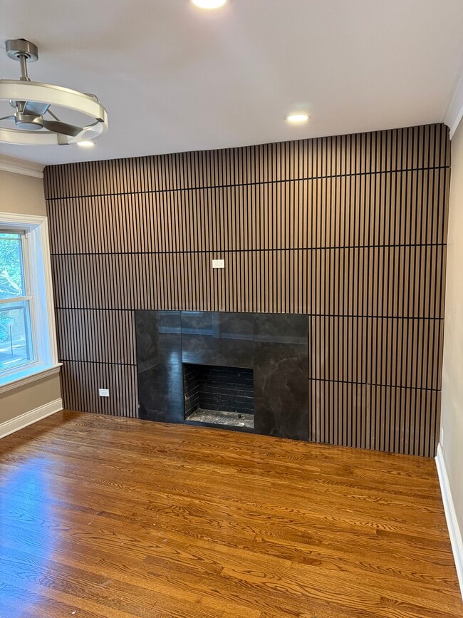 Living room - 1629 W Granville Ave Unit 2