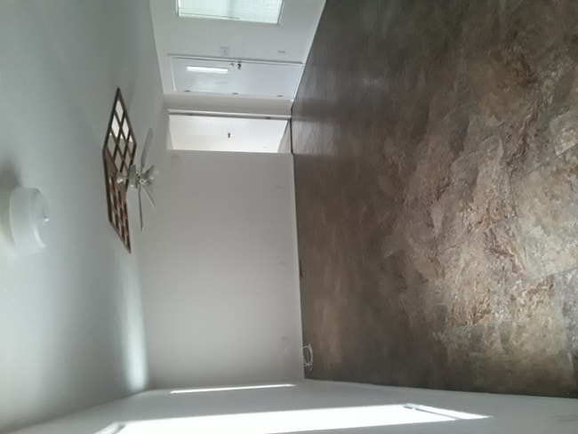 Photo - 503 Uhland Rd