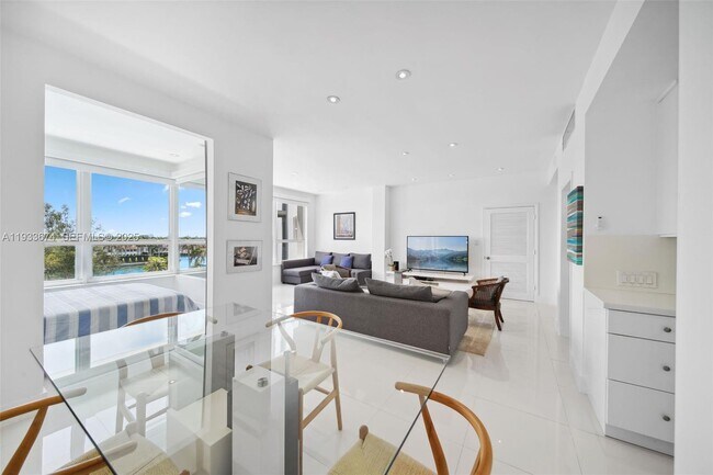 Photo - 4925 Collins Ave Unit 5H