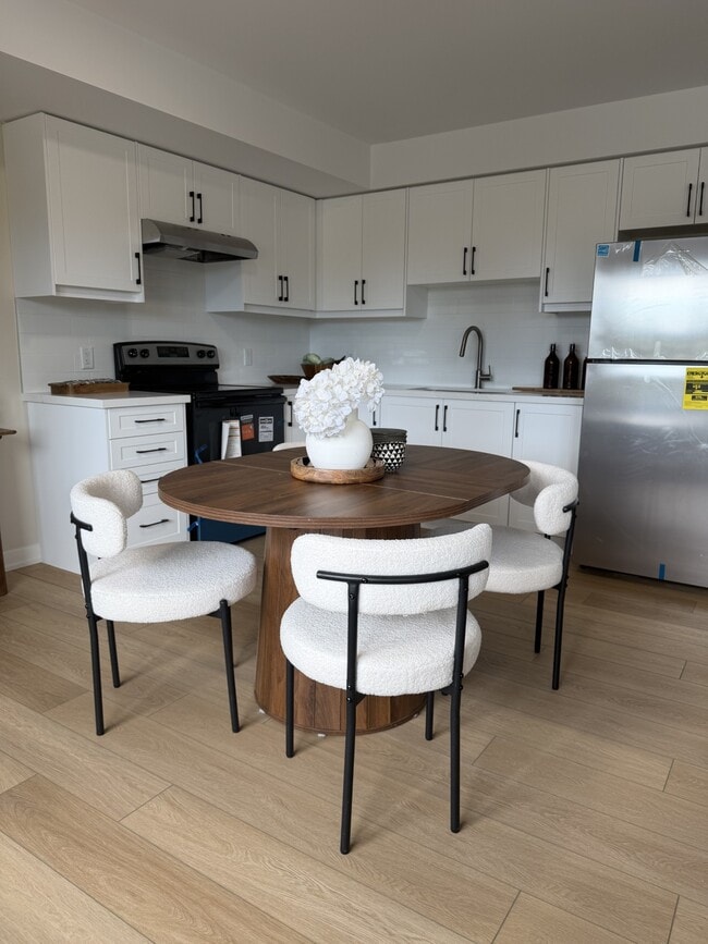 Photo - 1226 King St E