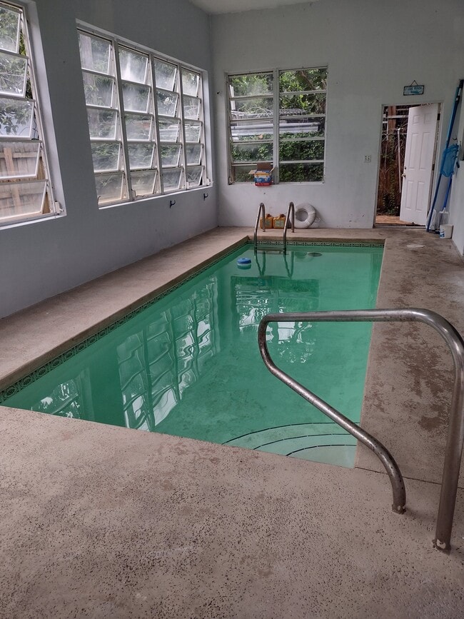 225 E 29th Ct
