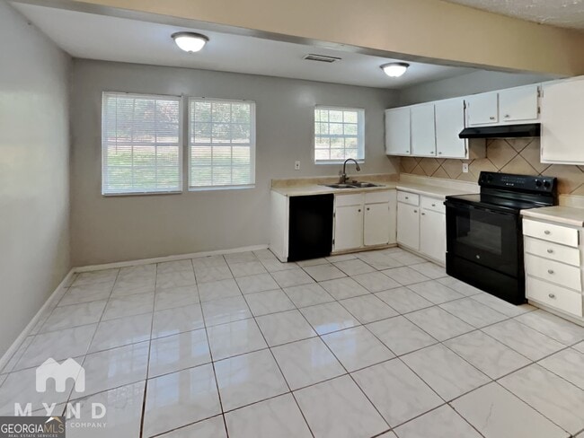 Photo - 450 Fairburn Rd NW