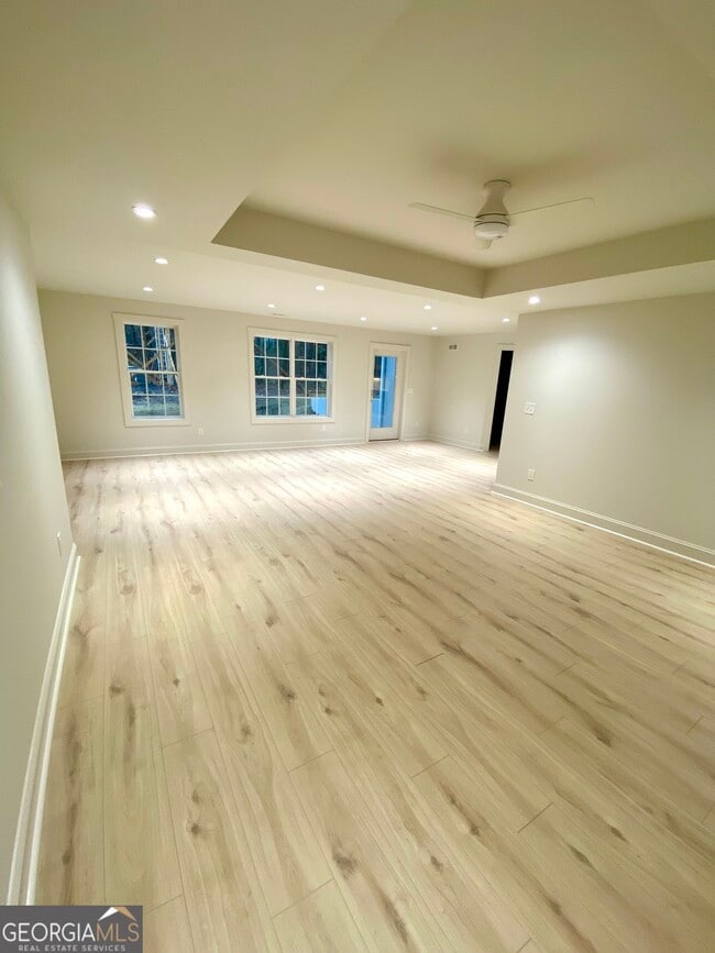 Photo - 886 Moore Rd