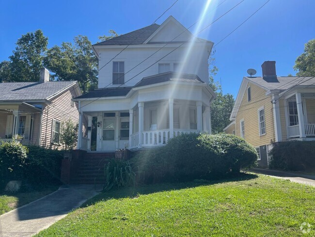 Building Photo - Charming Two Bedroom Apartment Downtown