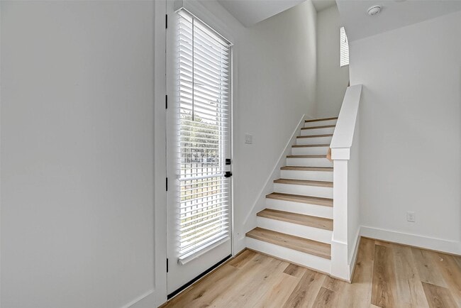 Building Photo - 3038 Live Oak St Rental