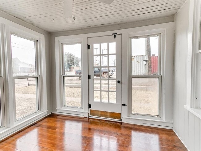 Photo - 219 W 9th St