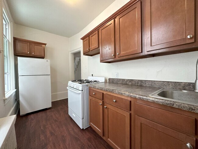 Building Photo - Spacious 5 Bedroom Apartment in Oakland! P... Unit 35602