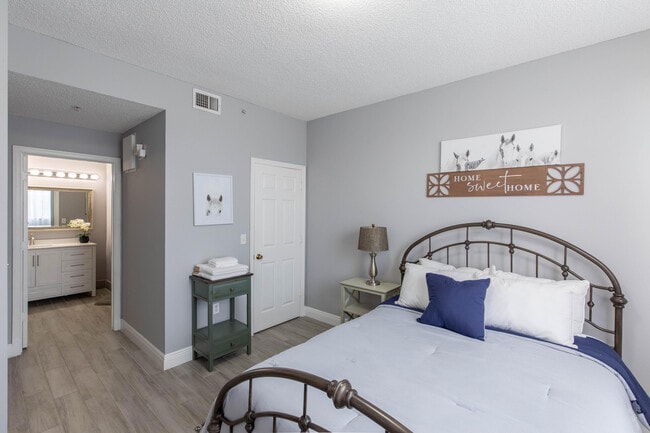 Building Photo - 2040 Greenview Shores Blvd Unit 211