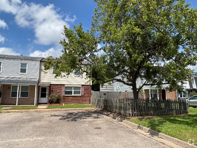 Building Photo - 1211 Warwick Dr Rental