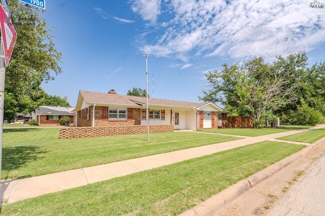 Photo - 1901 Tanglewood Blvd