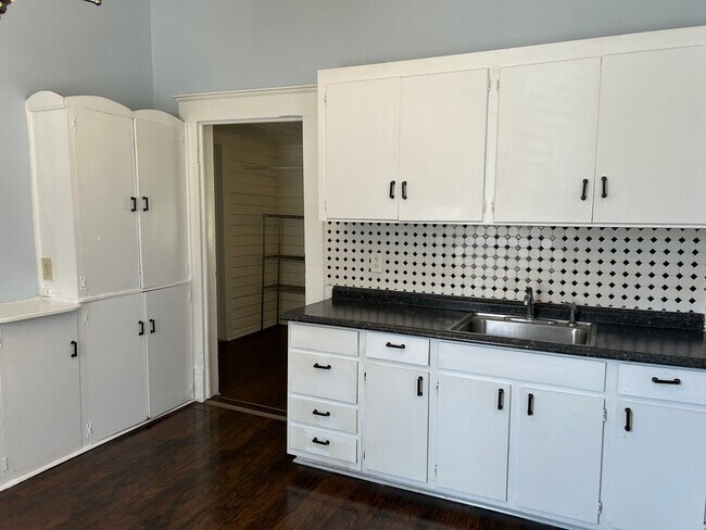 Photo - 823 Parkwood Ave
